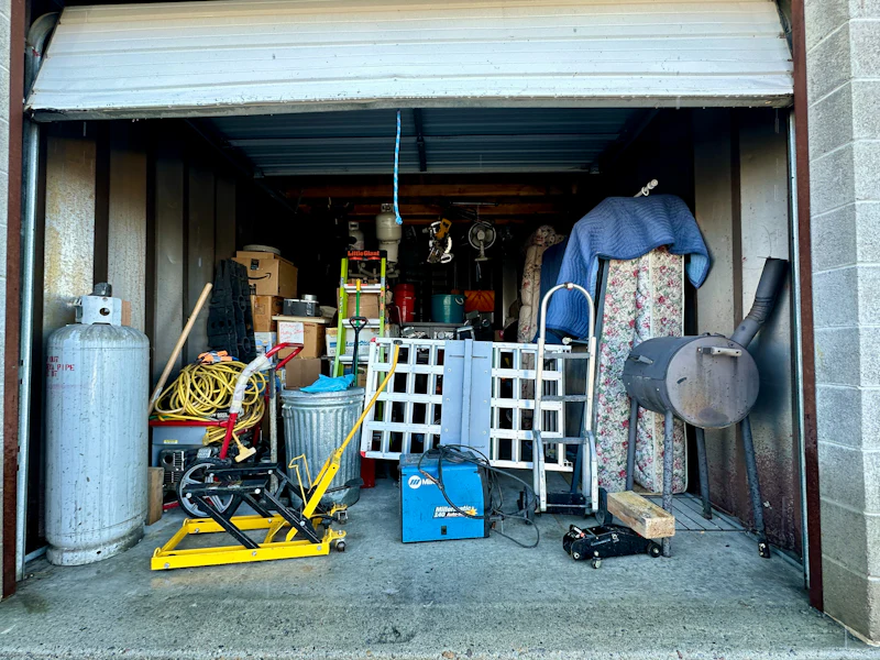 Offene Garage voller Hausrat (vorher, Symbolbild)