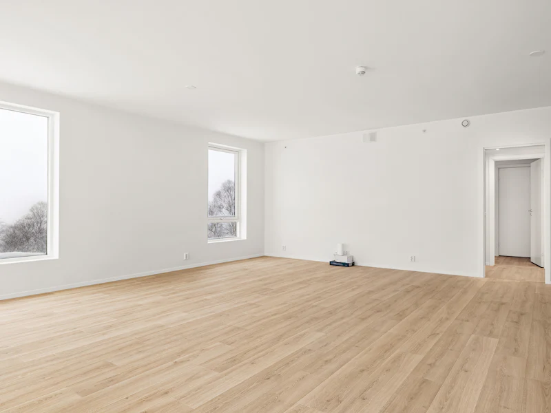 Altbauzimmer mit Spiegel und Lampe – bereit für die Übergabe (nachher, Symbolbild)