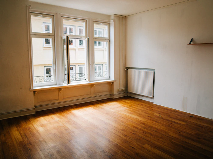 Kartonberge im Wohnzimmer – geräumt und besenrein – nachher: geräumt und besenrein